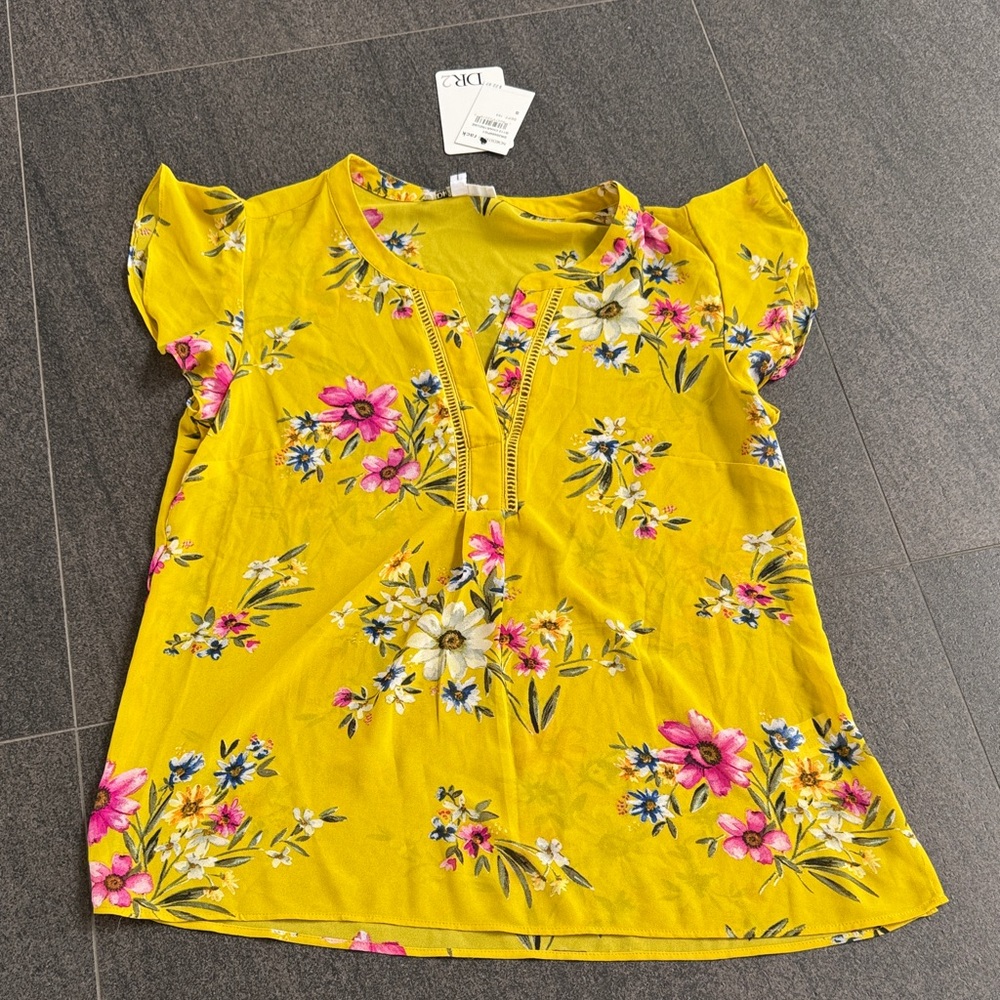 DR2 Woman’s Yellow Floral Flutter Sleeve Blouse
